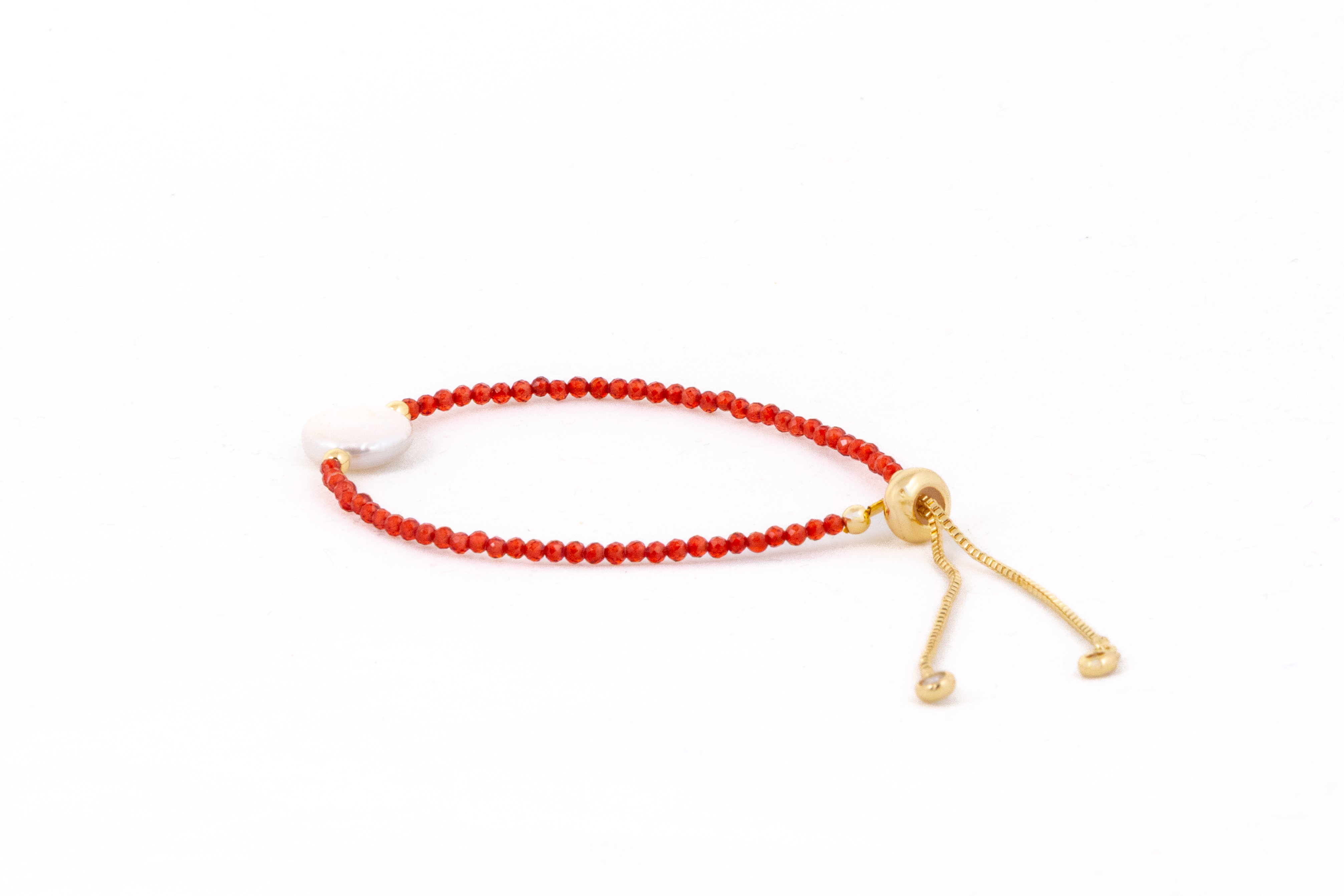 Brățară cu cristale roșii si perlă de apă dulce, tip "coin"