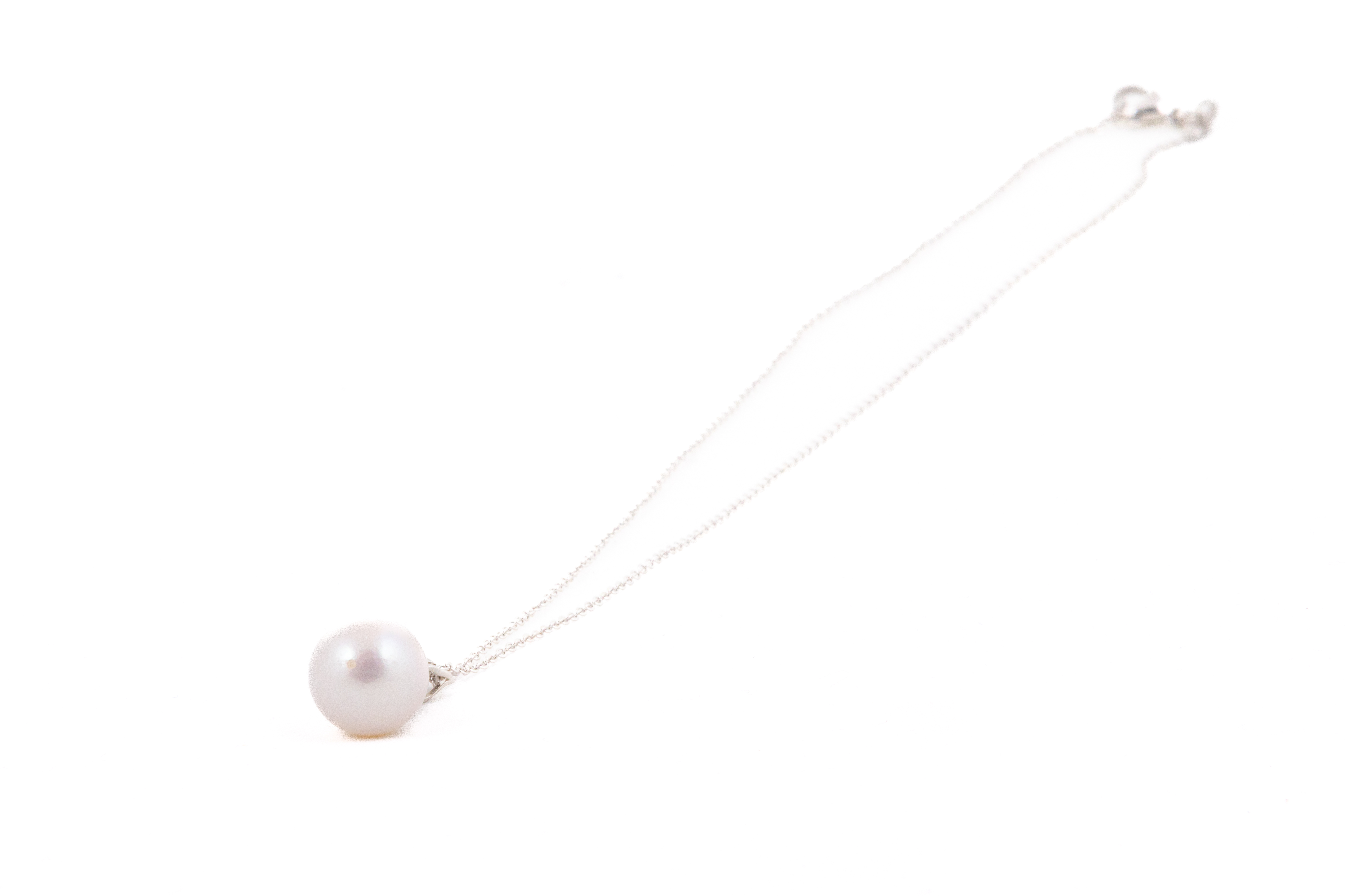 Pandantiv rotund cu perlă albă de apă dulce si lanț argintiu