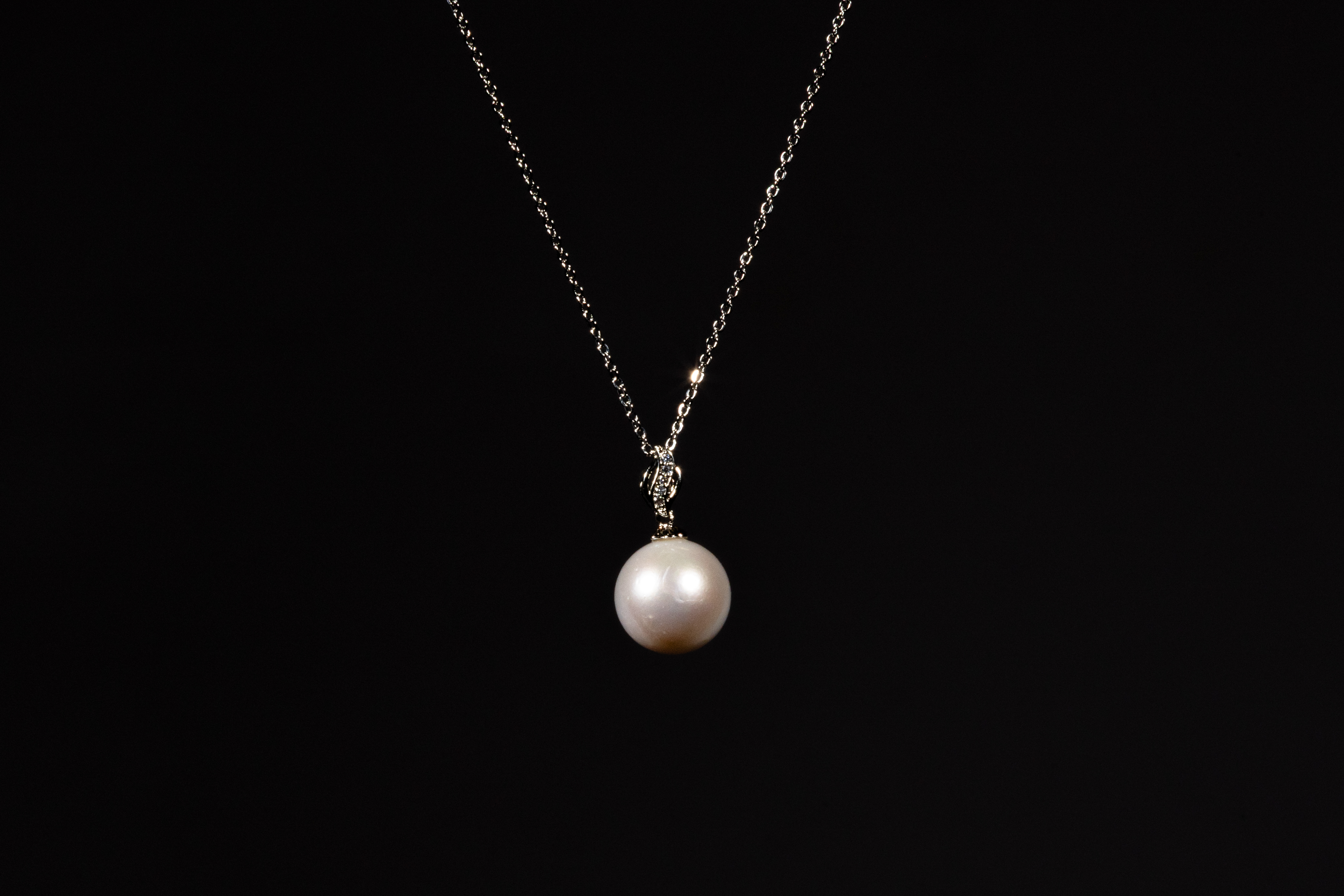 Pandantiv rotund cu perlă albă de apă dulce si lanț argintiu - Imagine 2