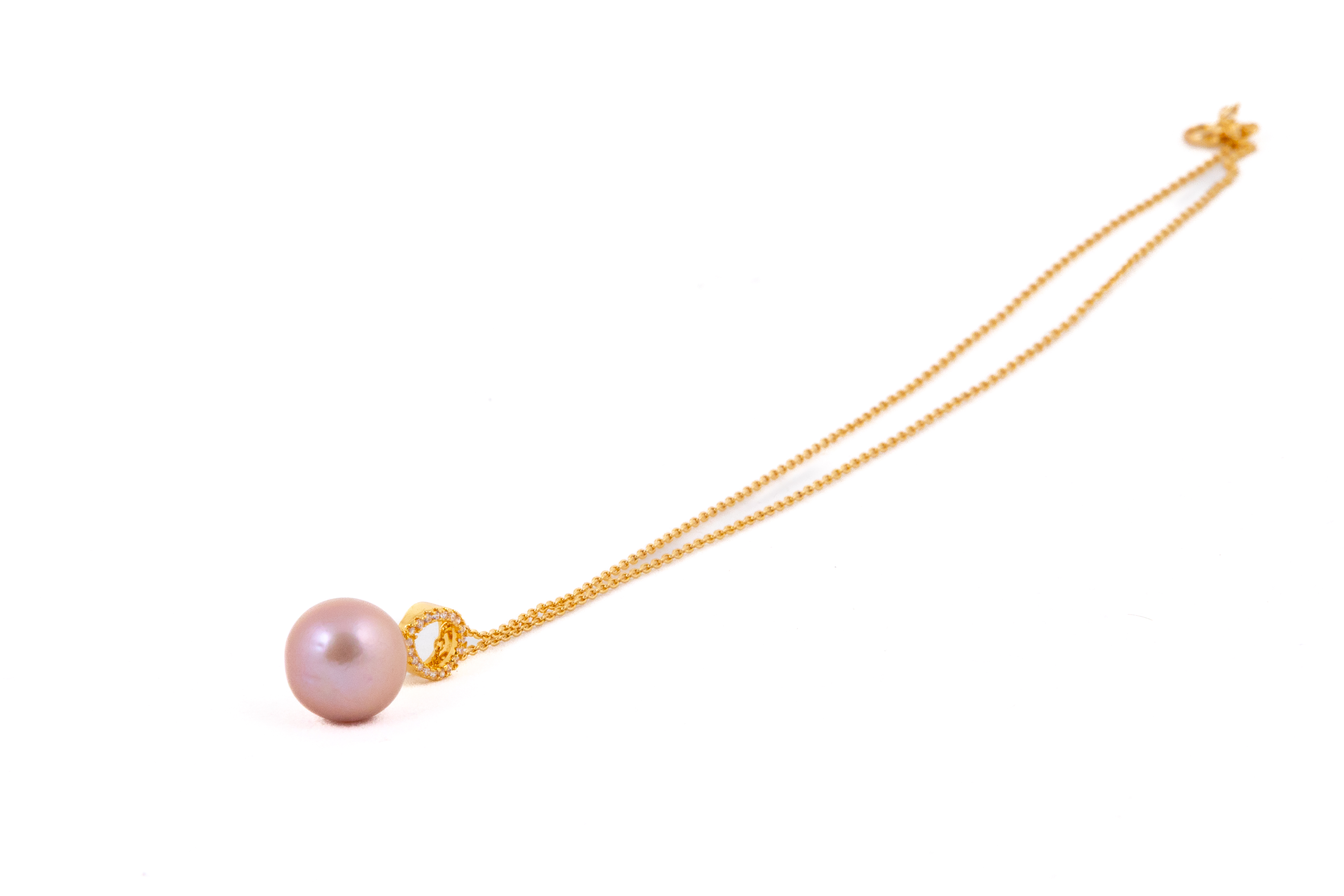 Pandantiv rotund cu perlă roz de apă dulce si lanț auriu cu cristale