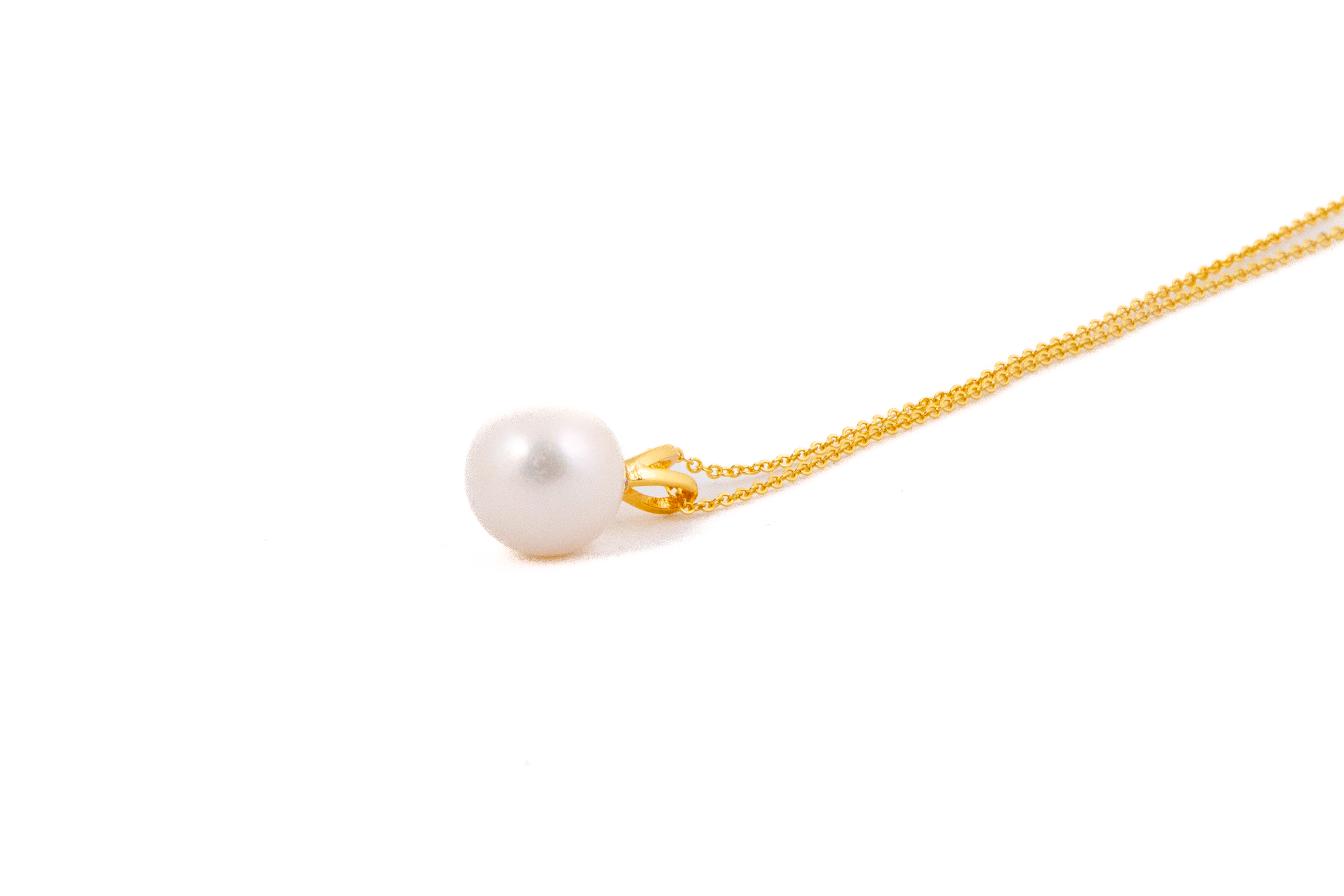 Pandantiv rotund cu perlă albă de apă dulce  si lanț auriu