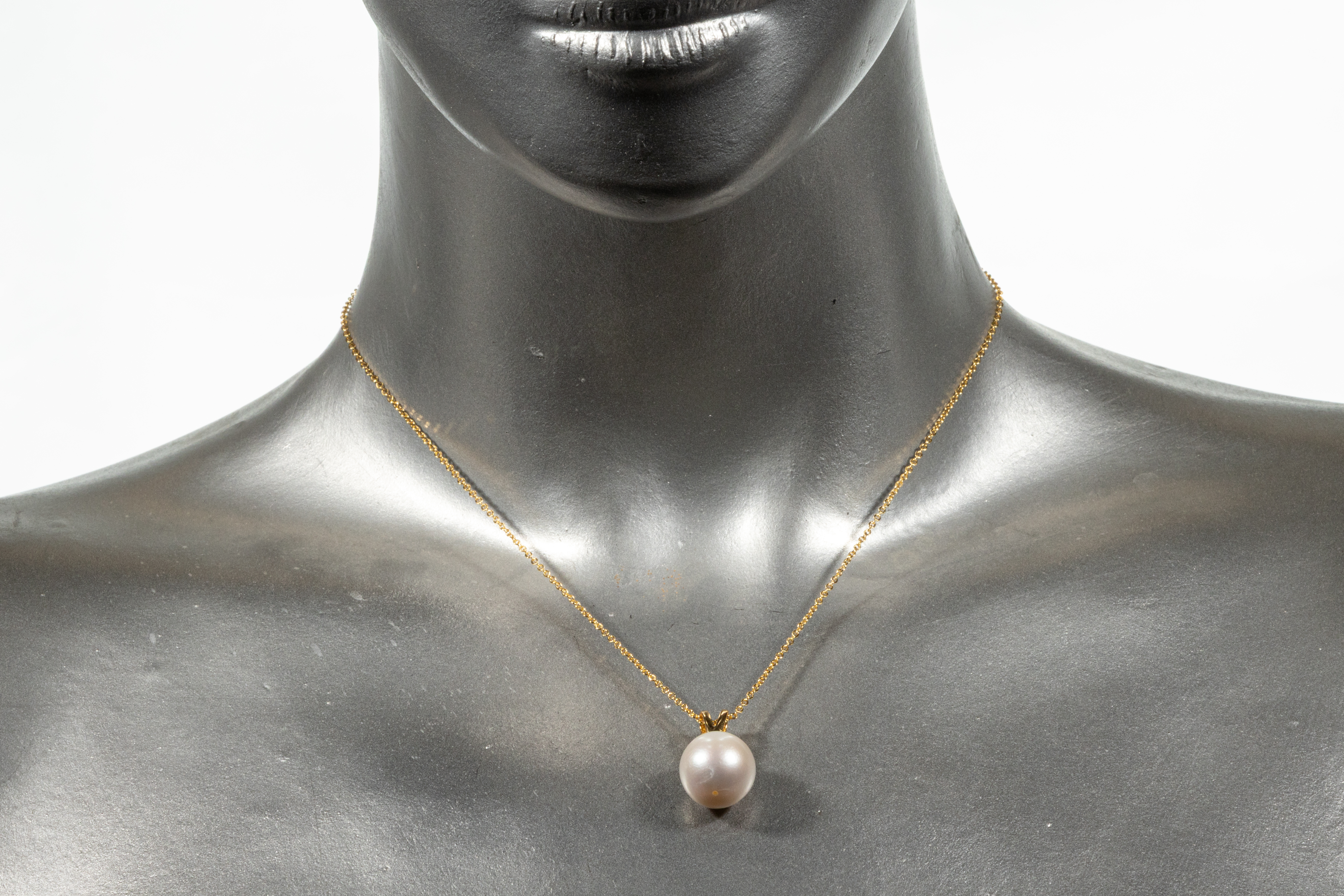 Pandantiv rotund cu perlă albă de apă dulce  si lanț auriu - Imagine 3