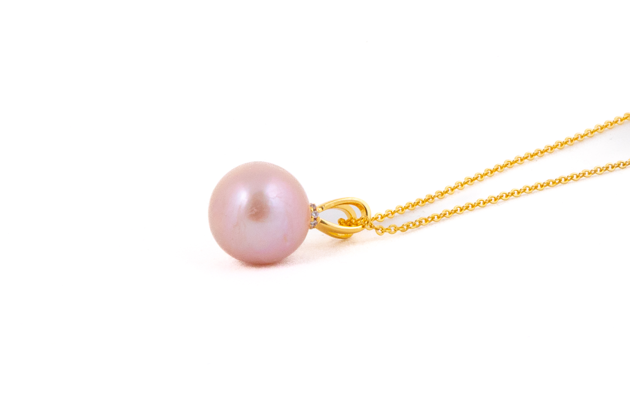 Pandantiv rotund cu perlă roz de apă dulce si lanț auriu elegant